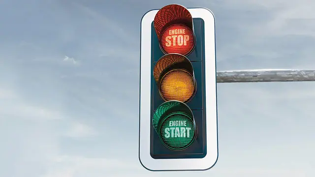 Ampel, bei der Rot, Gelb & Grün geihzeitig leuchten mit Engine Stop auf der Roten Leuchte und Engine Start auf der grünen Leuchte