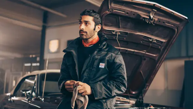 Mechaniker hält ein Putztuch in der Hand