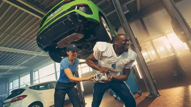 Öl wird über Trichter in den Motorraum gefüllt