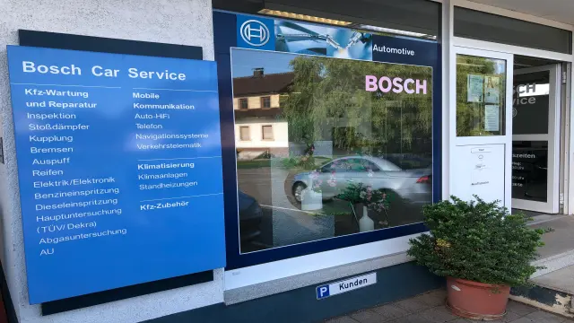 Schaufenster mit Leistungstafel