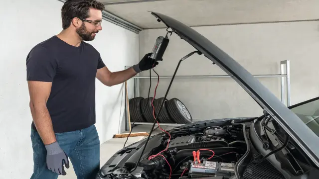 Contrôle de votre batterie de voiture dans un garage Bosch Car Service