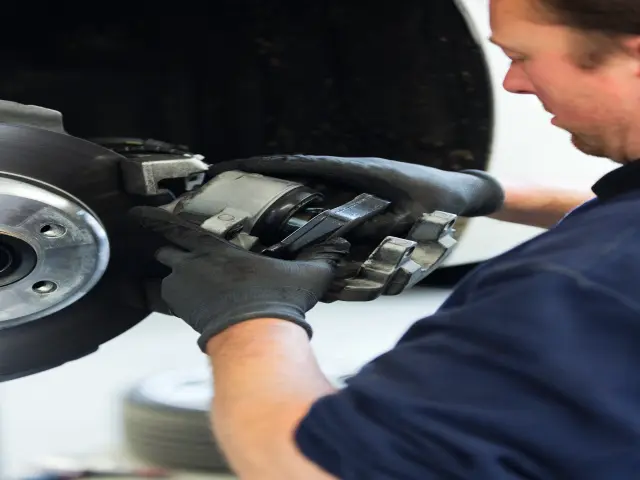 Les ateliers du réseau Bosch Car Service fournissent et assurent le changement des plaquettes de frein de votre voiture, des pièces maîtresses du système de freinage, dans les meilleures conditions de sécurité ainsi qu’un bon rapport qualité / prix