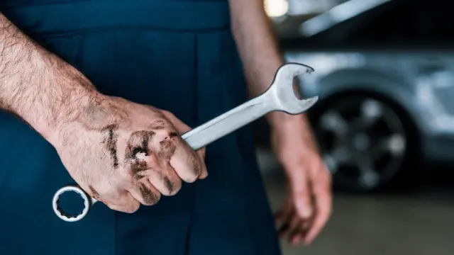 Entretien voiture hybride : moins de pièces d’usure, un moteur thermique soulagé, moins de révision