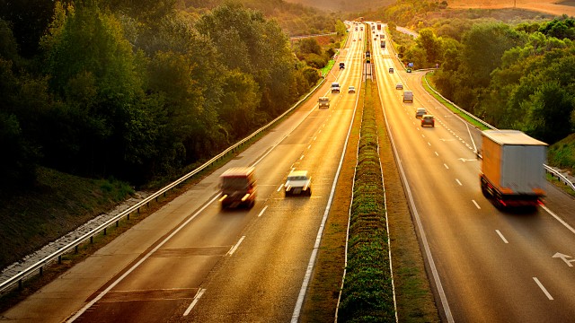 Perché dovreste viaggiare con i fari accesi anche durante il giorno