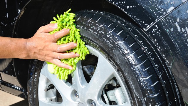 Cleaning tyres