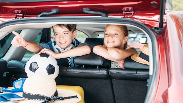 Kinder im Auto auf dem Weg in den Urlaub