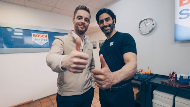 Zwei BCS Mechaniker zeigen einen Daumen hoch.