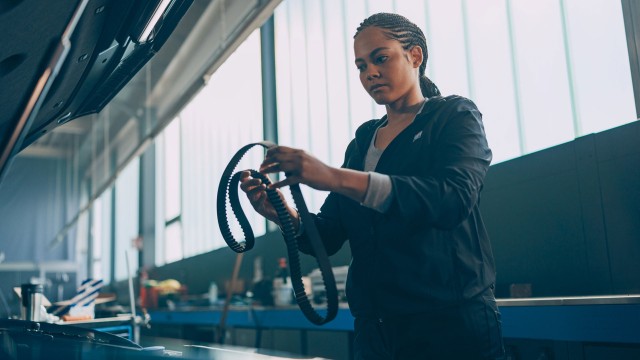 Mechatronikerin wechselt Zahnriemen