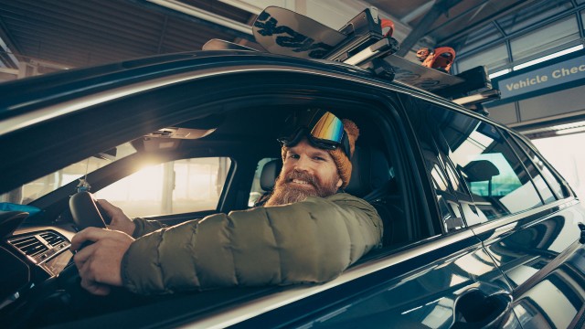Kunde mit Winterbekleidung in einem Auto